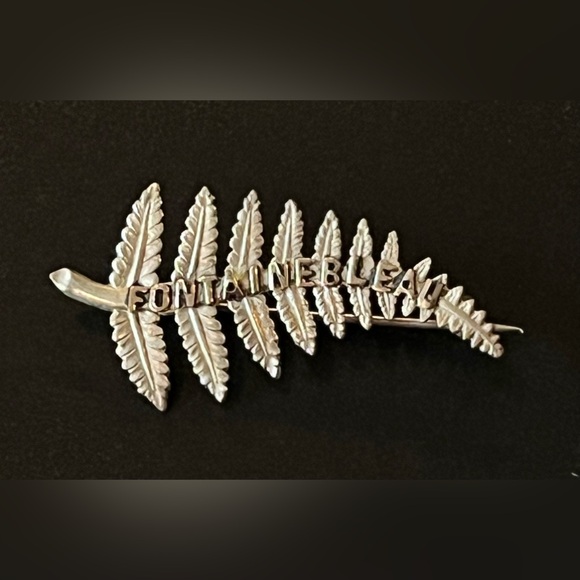 FONTAINEBLEAU town in Paris France Antique Souvenir Silver Tone Fern Leaf Pin - Picture 8 of 8